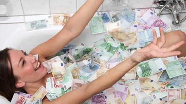 Philippines woman Jeane Napoless Money bath pic catches 